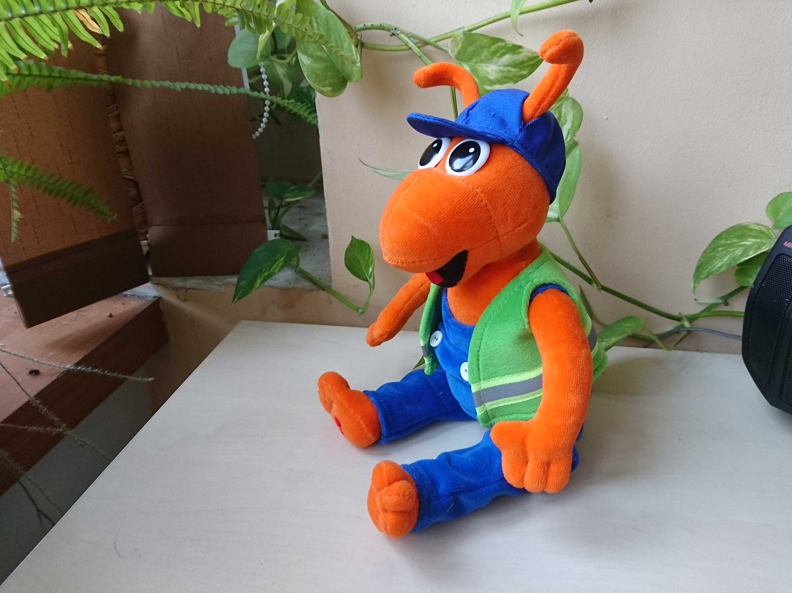 Poducent maskotek Elabika opisuje maskotki reklamowe na zamówienie! Mrówka. dos. 01
